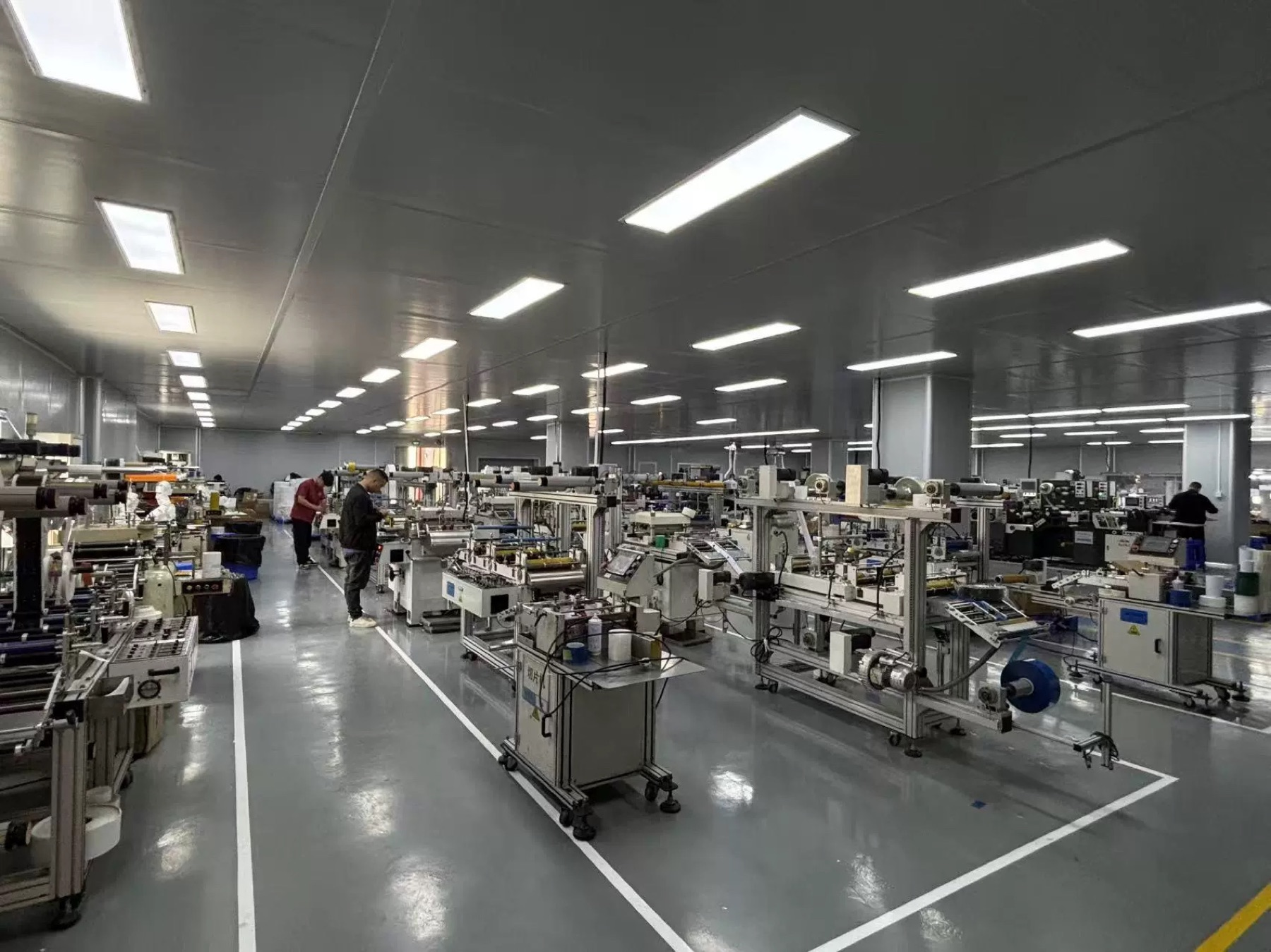 Custom label converting and die cutting workshop